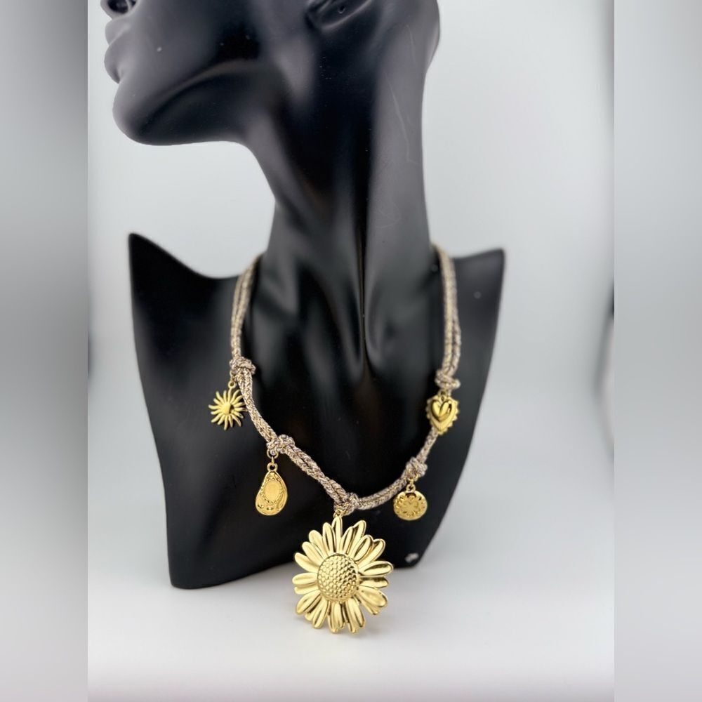Boho Rope Chain Daisy Charm Necklace – Artistic, Light, and Beautifully Unique - Picture 7 of 15